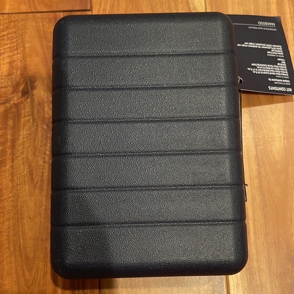 Away travel amenities kit - grey zipper BNWT - Picture 2 of 4